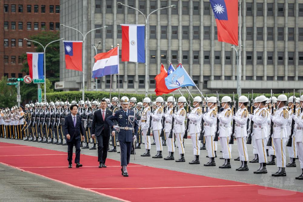 賴總統以隆重軍禮歡迎巴拉圭共和國總統貝尼亞率團來訪。（總統府提供）
