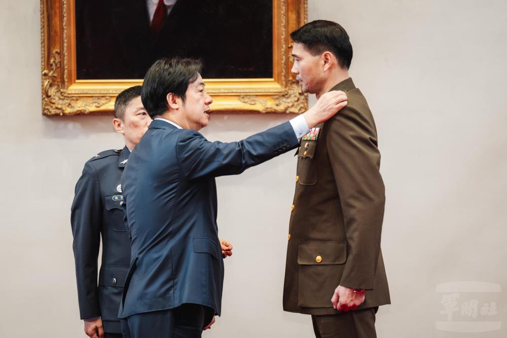 賴總統為李正義少將授階。（軍聞社記者陳彥樺攝）