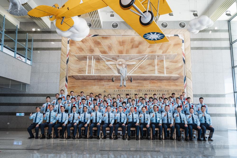 鄭司令與楷模合影。（軍聞社記者陳彥樺攝）