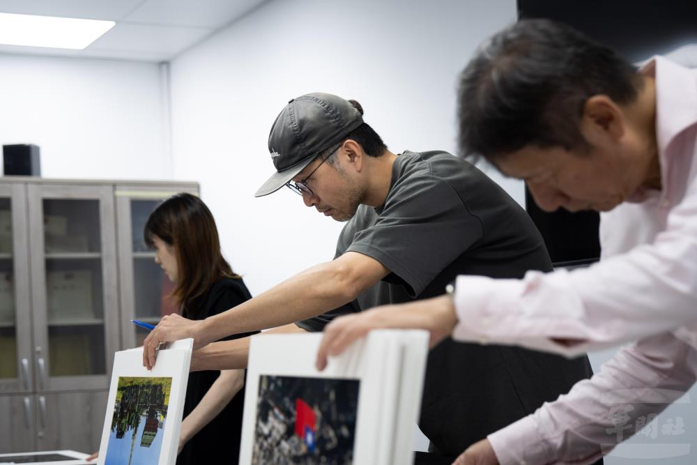 評審老師對優秀作品進行投票遴選。（軍聞社記者文仁攝）