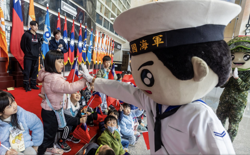 孩童透過寓教於樂的方式學習國防知識。（青年日報提供）