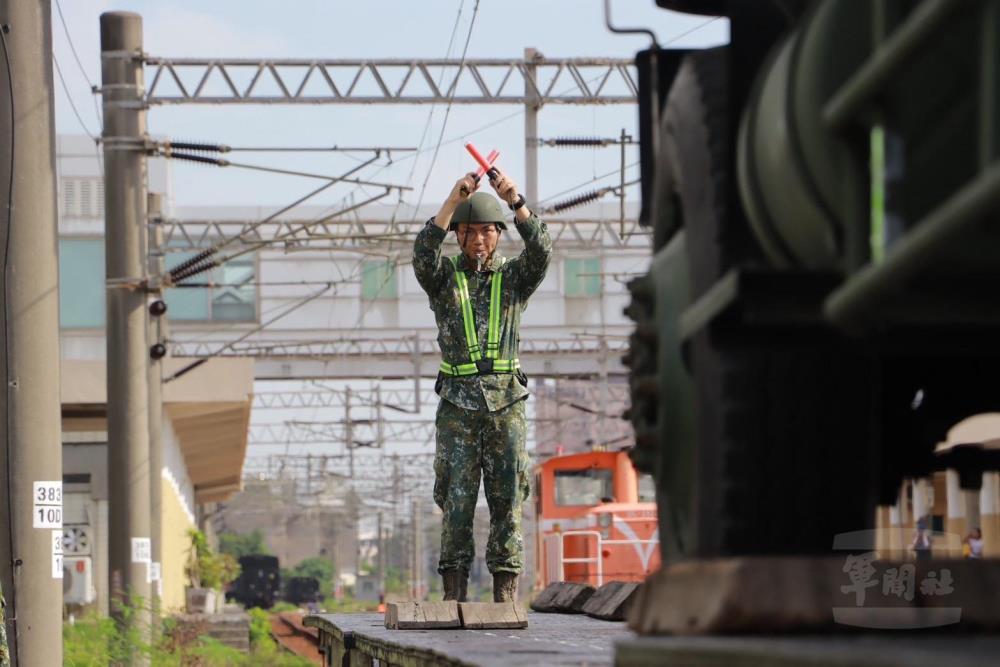 39化學兵群偵消營日前執行基地移防「鐵運裝載作業」。（陸軍第八軍團提供）