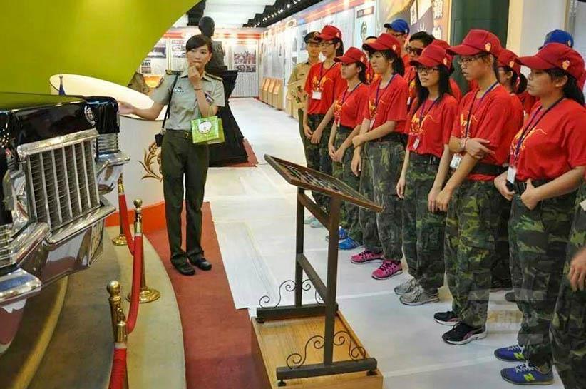 楊旻芳服役期間擔任憲兵史蹟館導覽員，為暑戰營學員實施館內介紹。（楊旻芳提供）