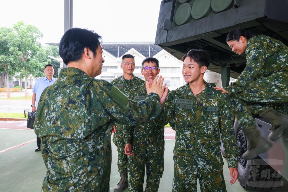 賴總統肯定官兵們在接裝、操作訓練及射擊演練的付出。（軍聞社記者周昇煒攝）