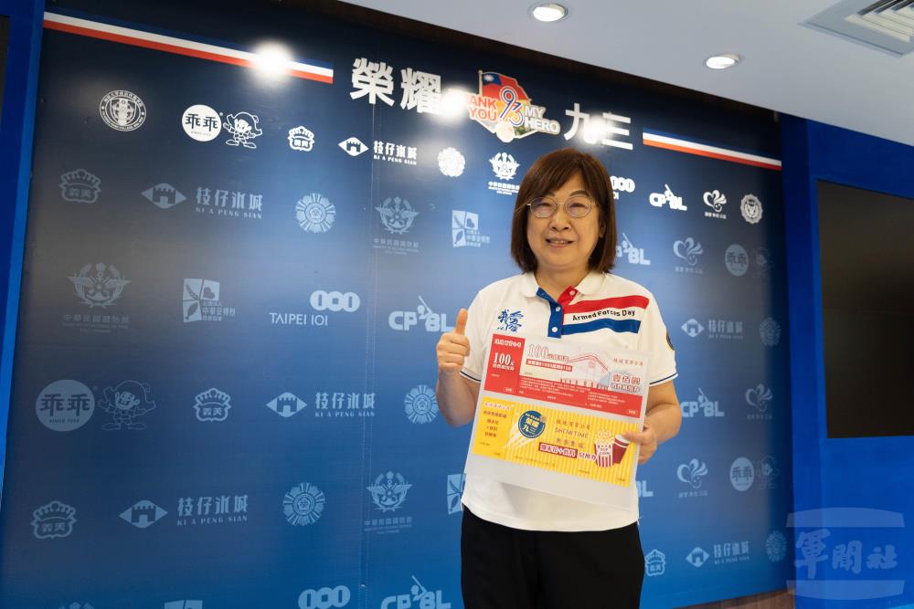 欣欣百貨推出優惠支持國軍，圖為董事長李文英。（軍聞社記者呂尚俞攝）