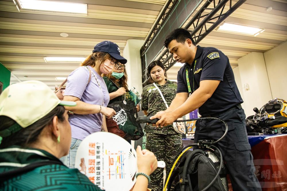 活動周邊設置國軍人才招募體驗攤位。（軍聞社記者王茗生攝）