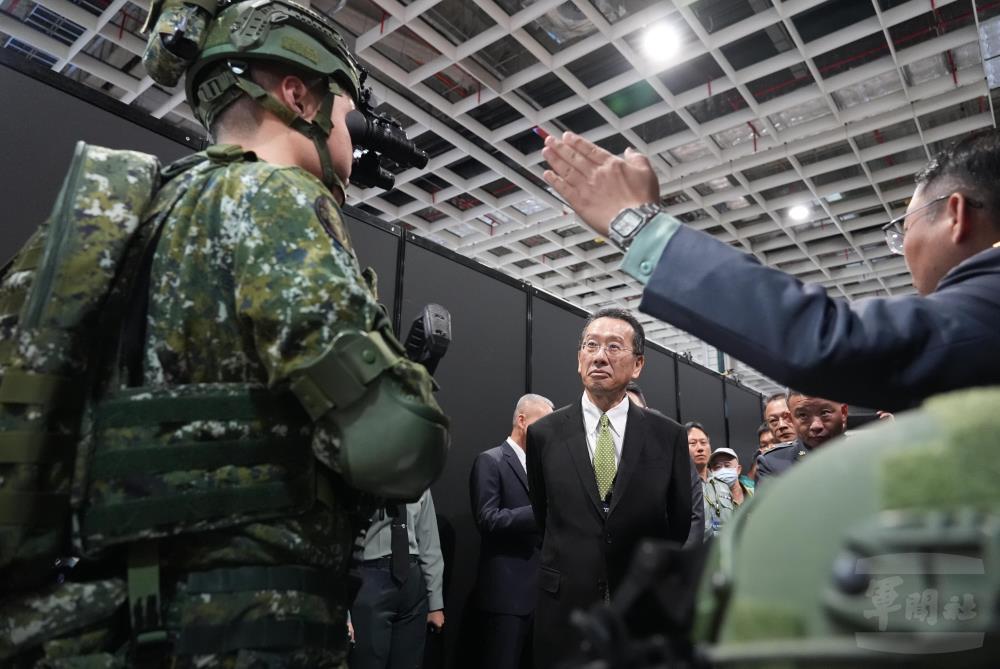 專人向顧部長解說夜視鏡性能。（軍聞社記者呂尚俞攝）