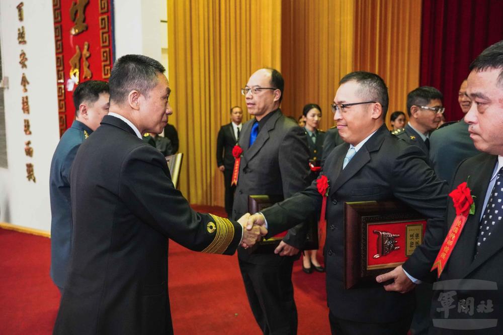 劉校長頒發「國防部金鼎獎獎座」，表彰後備幹部楷模。（軍聞社記者陳傳奇攝）