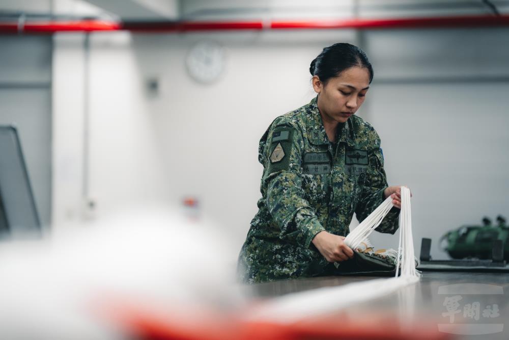 林妤珊專注整理每一條傘繩。（軍聞社記者陳彥樺攝）