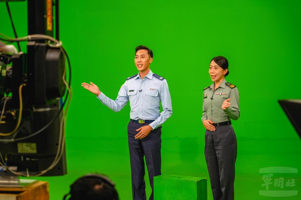 學員於訓練課程中進行模擬主持。（軍聞社記者陳傳奇攝）