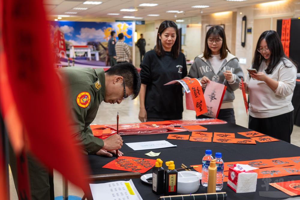 國防部「駿馬迎春」現場揮毫　金像獎名家筆墨傳遞新春祝福