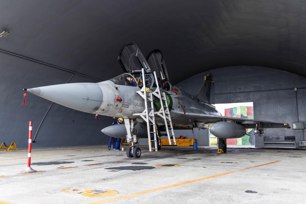 全程依據標準作業程序完成飛彈掛載。（軍聞社記者蔡枋澐攝）