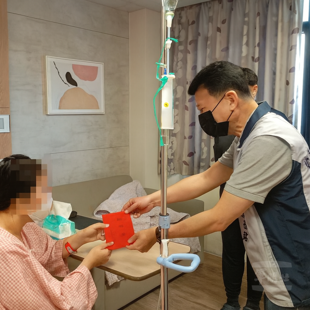 劉站長代表軍人之友社致贈慰問金並表達關懷之意。（臺南市軍人服務站提供）