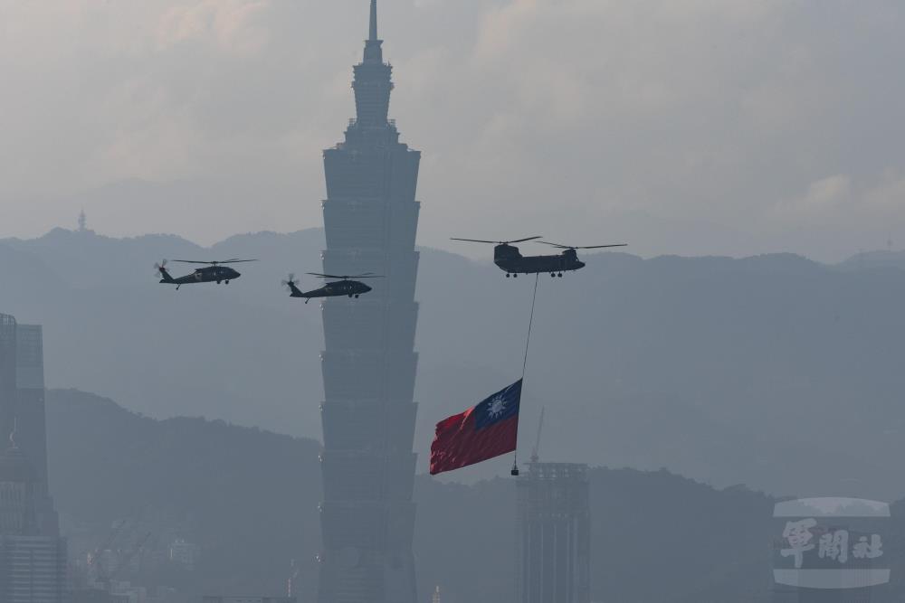 陸航國旗機隊8日進行組合訓練。（軍聞社記者吳柏融攝）
