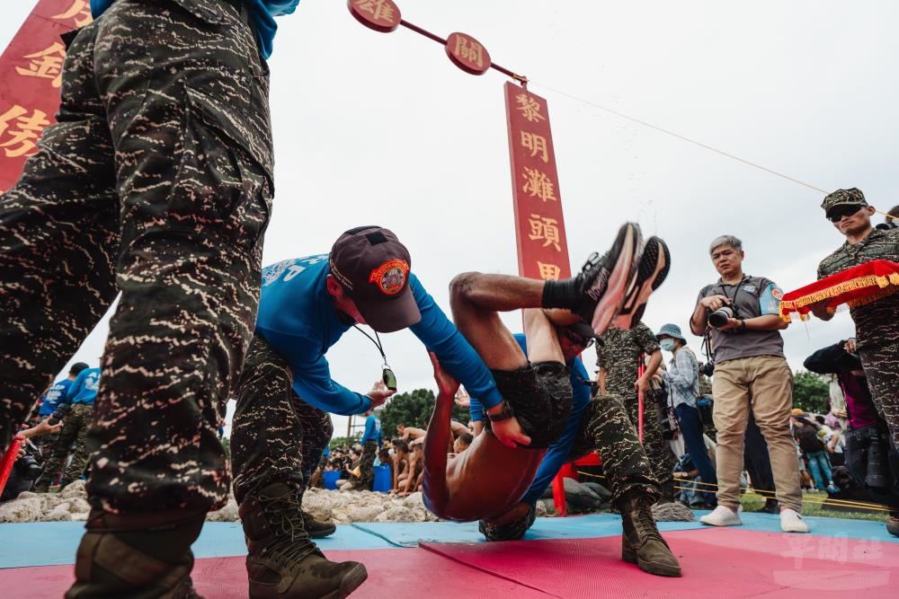 蛙人抵達終點線後，學員們在教官引導下，實施「搶背」動作。（軍聞社記者呂尚俞攝）