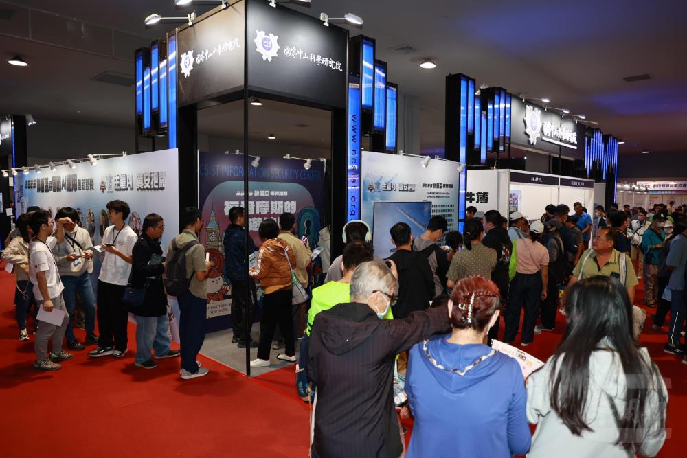 中科院展區湧入民眾參觀，了解最新國防科技與AI應用成果。（中科院提供）