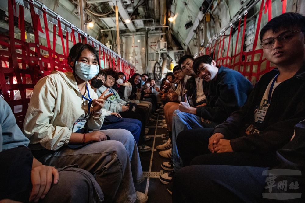 學員們首度體驗搭乘軍機，興奮之情溢於言表。（軍聞社記者林庭暉攝）