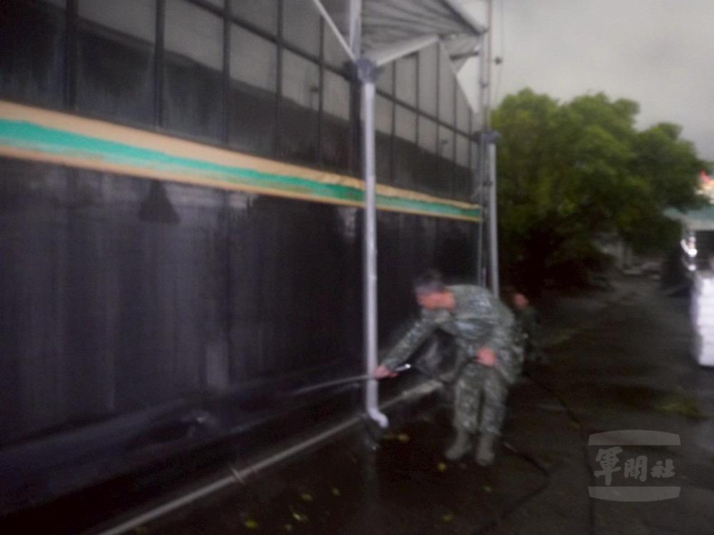 54工兵群官兵完成初期滅火，後續協力消防單位處置。（第四作戰區提供）