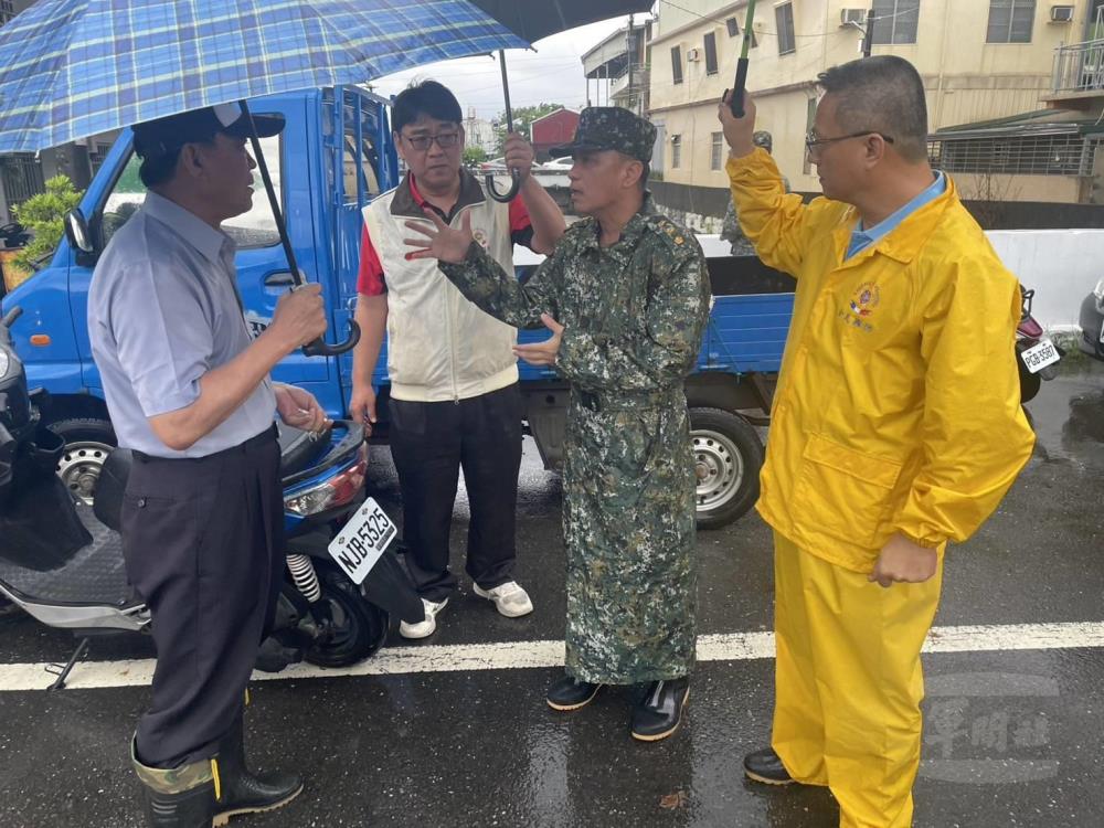 屏東縣後備指揮部指揮官李上校偕同潮州鎮公所人員，共同掌握地方水情。（第四作戰區提供）