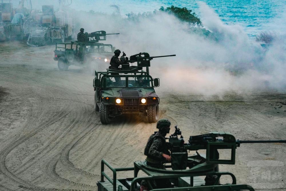 部隊施放煙霧彈後，進行變換陣地。（軍聞社記者林庭暉攝）