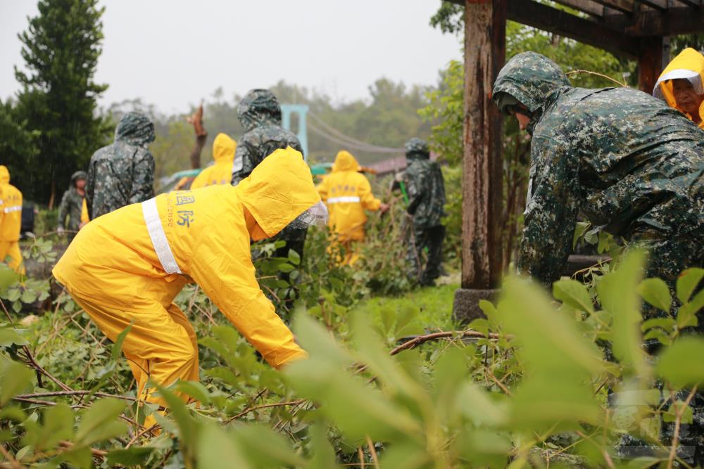 中區後備指揮部動員嘉義竹崎鄉後備軍人輔導中心,協助災後復原工作。(後備指揮部提供) 中區後備指揮部動員嘉義竹崎鄉後備軍人輔導中心,協助災後復原工作。(後備指揮部提供)