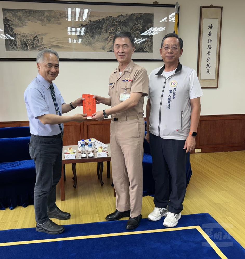 何協理代表公司致贈海軍司令部慰問金。（新北市軍人服務站提供）