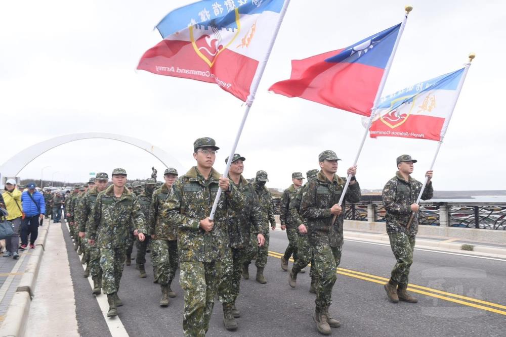 官兵一同健行跨越跨海大橋。（澎防部提供）
