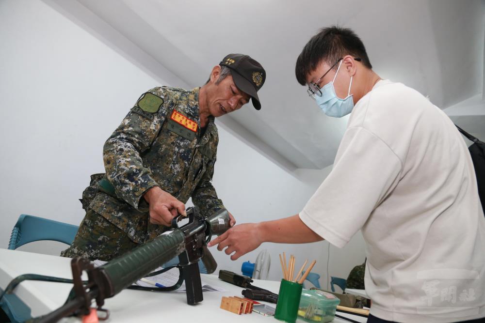 教官為召員進行專長鑑定。（後備指揮部提供）