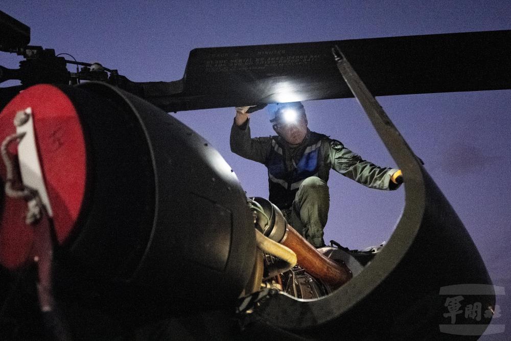 UH-60M機工長檢查機身與引擎狀況。（軍聞社記者林庭暉攝）