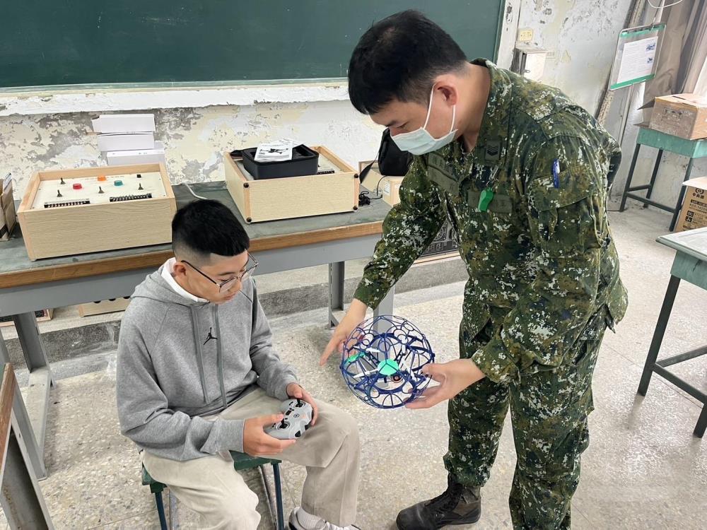 無人機足球社結合教育與競技,強化官兵對無人機操作熟稔度。(八軍團提供) 無人機足球社結合教育與競技,強化官兵對無人機操作熟稔度。(八軍團提供)
