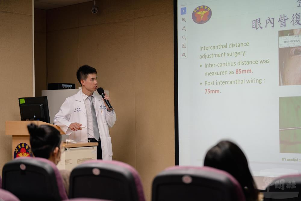 三軍總醫院26日召開記者會，說明整形外科團隊結合3D列印輔助導航技術與跨專科整合治療案例。（軍聞社記者李恬恬攝）