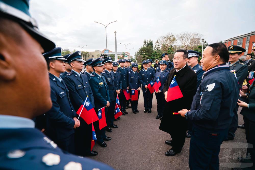 顧部長親切與軍校生互動。（軍聞社記者林庭暉攝）