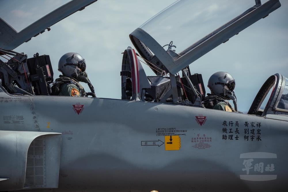 F-5F型機從機堡滑出。（軍聞社記者陳傳奇攝）