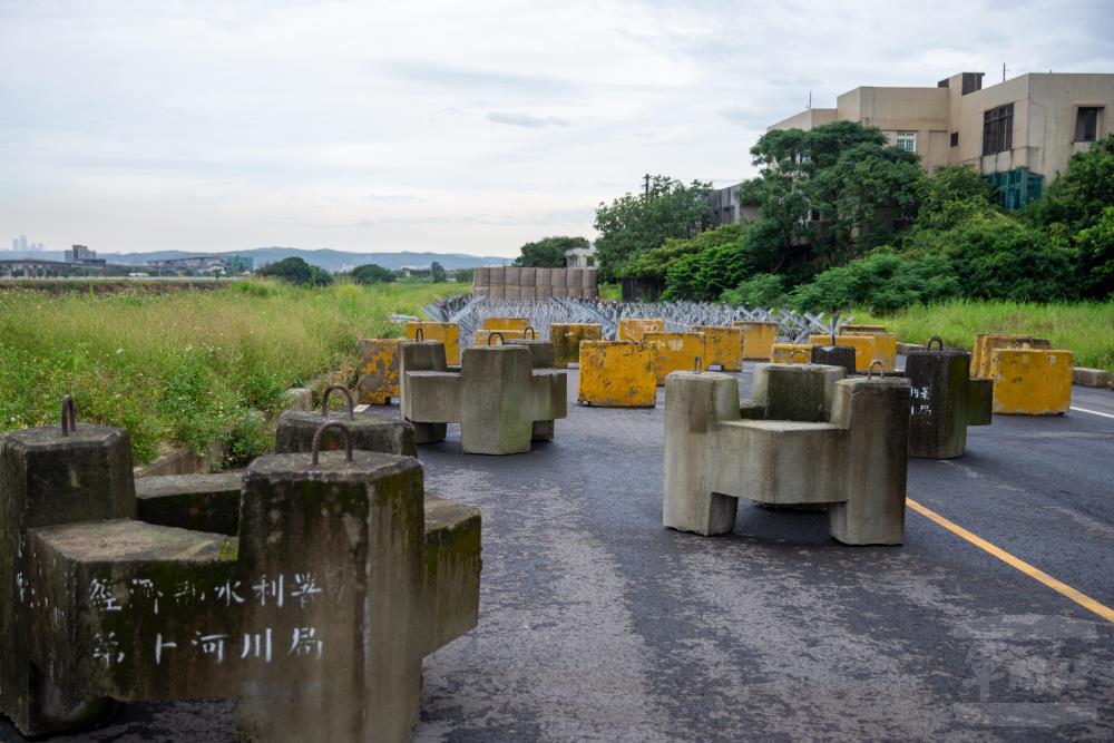 53工兵群於重要設施聯外道路運用鋼刺蝟蛇腹型鐵絲網等阻材設置阻絕。（軍聞社記者王進福攝）