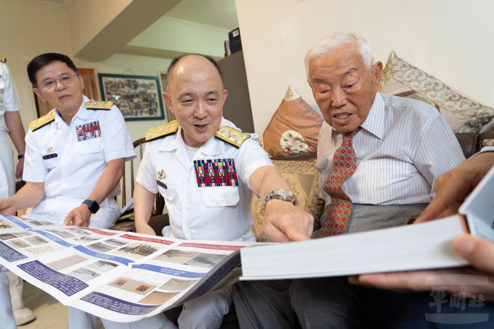 唐司令向崔先生說明書冊編纂理念。（軍聞社記者呂尚俞攝）