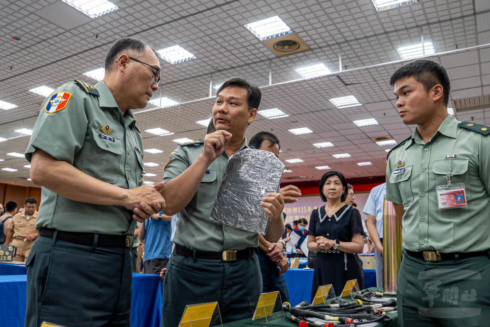 陳常次至各展示攤位瞭解展出軍品項目與規格。（軍聞社記者尤昱翔攝）