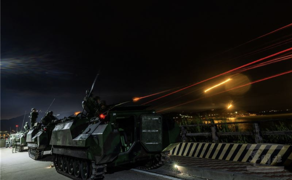 官兵操作建制武器進行射擊。（青年日報提供）