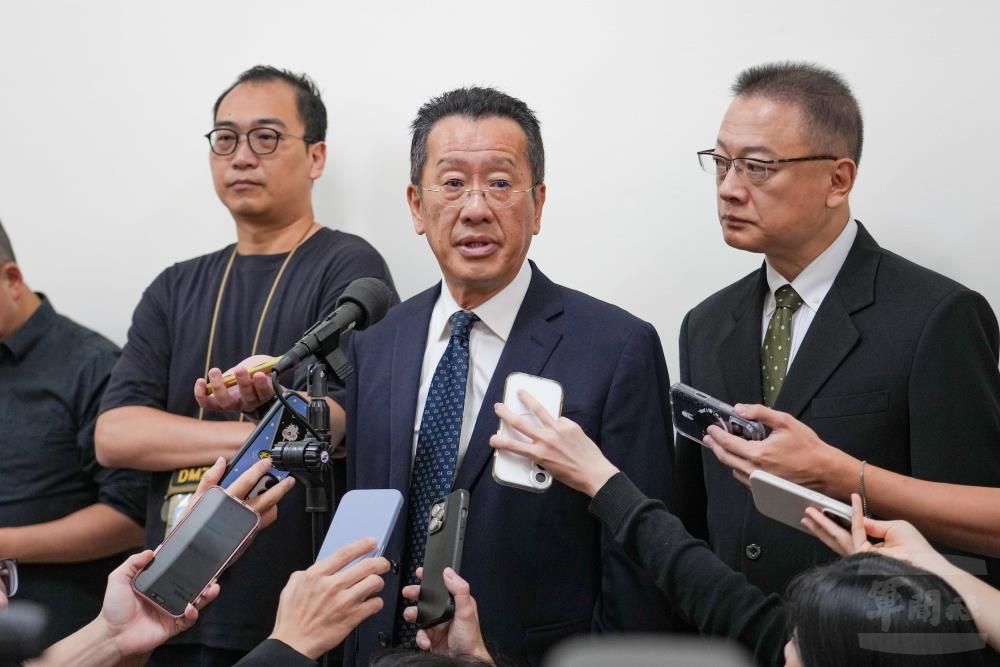 顧部長立院會前受訪　軍民合用機場遷建須審慎評估