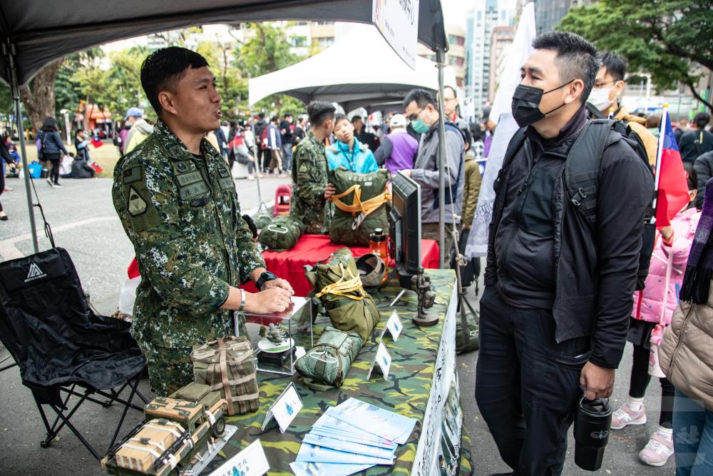 活動設置全民國防互動體驗攤位。（軍聞社記者王茗生攝）