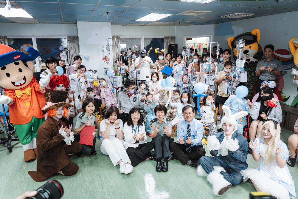 現場充滿笑聲與掌聲，展現國軍愛民助民的精神。（軍聞社記者陳彥樺攝）