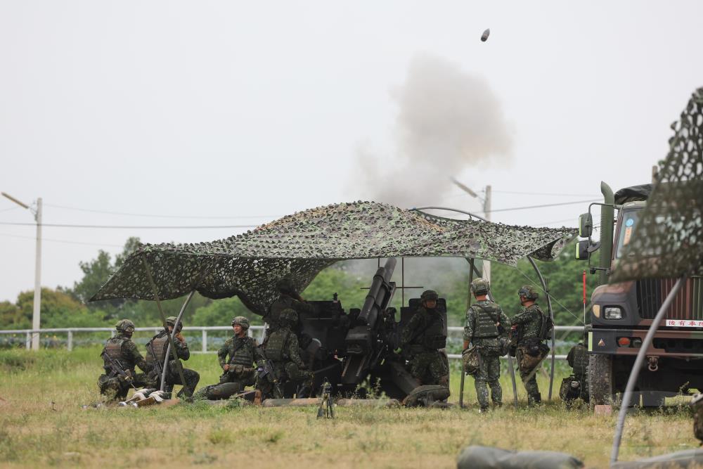 官兵射擊105榴彈砲，展現扎實訓練成效。（青年日報提供）