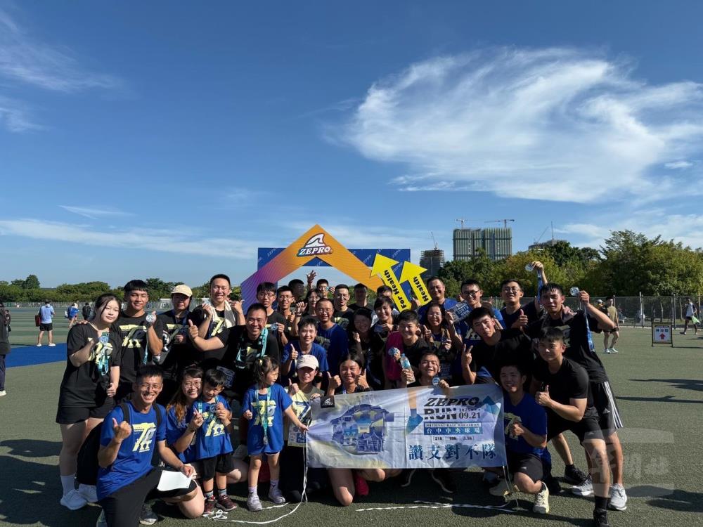 官兵與家屬在活動中親子互動、合影留念，凝聚家庭支持與單位向心。（陸軍234旅提供）