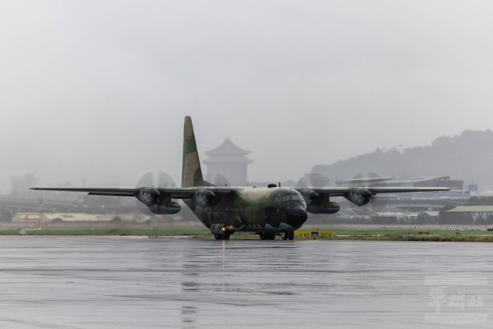 空軍第6聯隊C-130疏運專機，自金門飛抵松山機場。（軍聞社記者蔡枋澐攝）