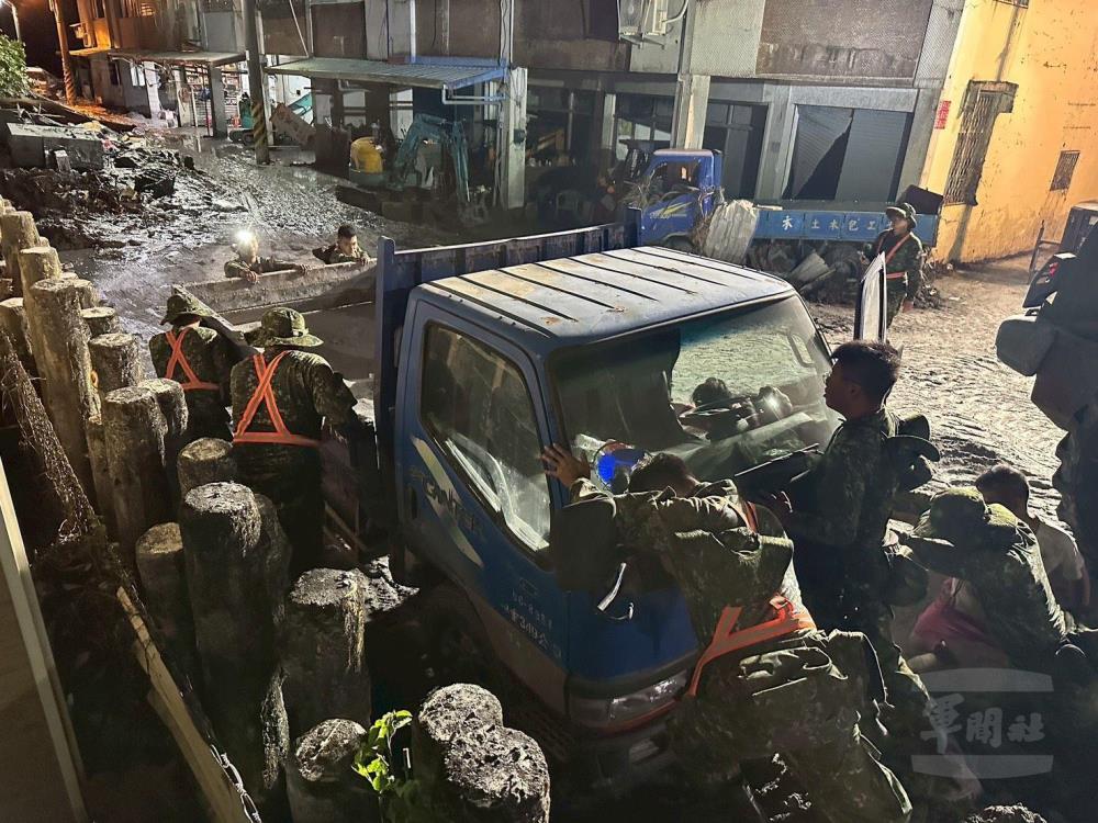 官兵合力將陷入淤泥的車輛移走。（第五作戰區提供）