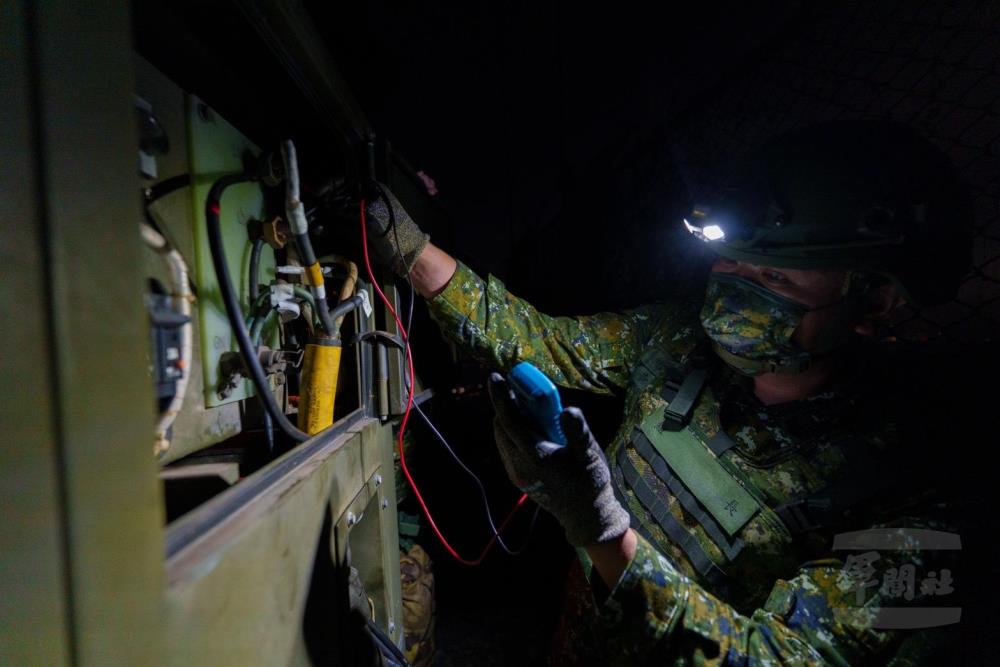 資通電軍游修部隊官兵執行電力改接及輸出電壓量測，確保裝備用電無虞。（資通電軍提供）