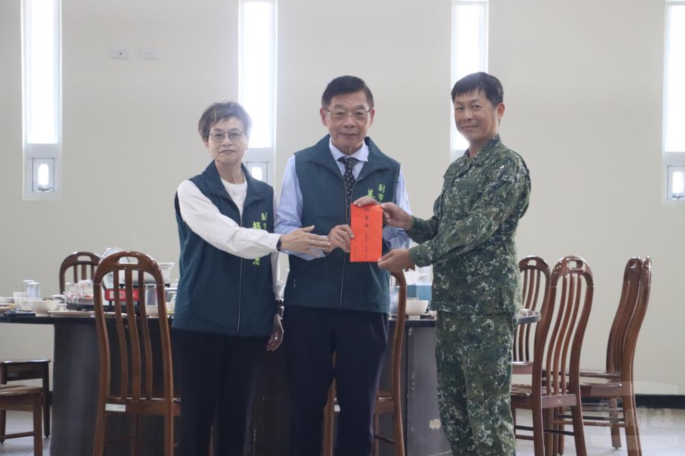 副市長頒發加菜金。（砲訓部提供）