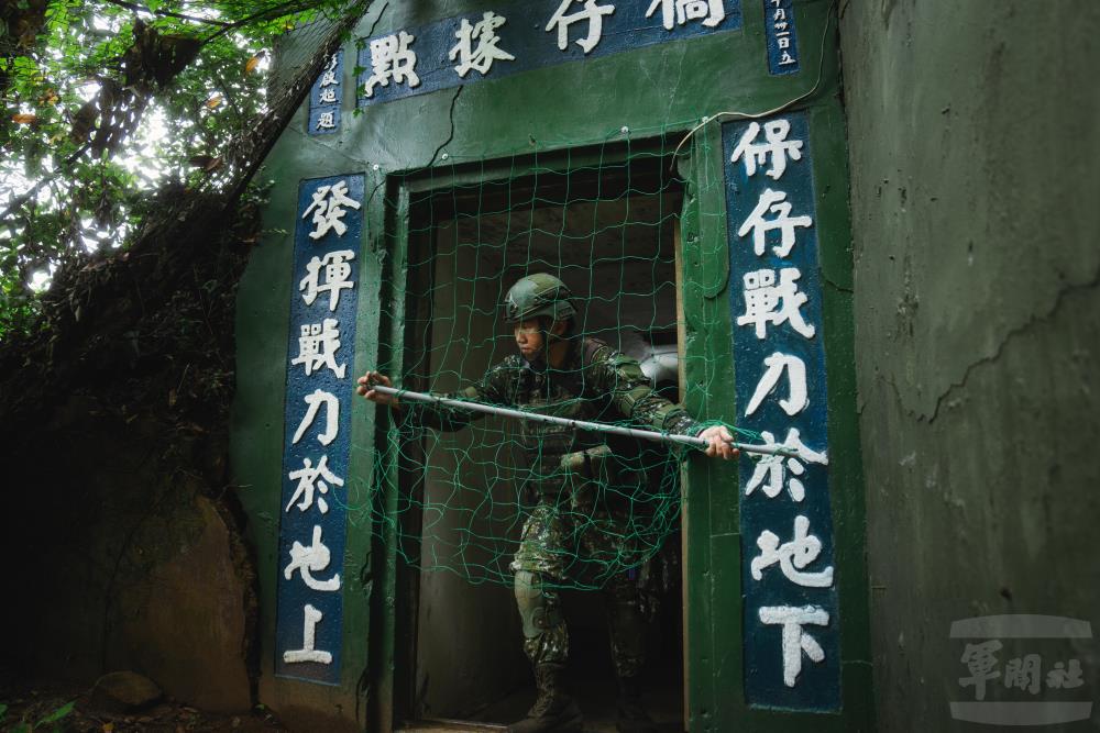 官兵於坑道口架設無人機反制網。（軍聞社記者文仁攝）