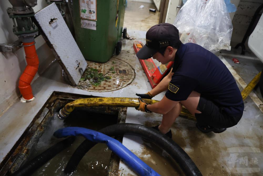豪雨致高雄積淹水　海軍官兵馳援民宅抽排積水