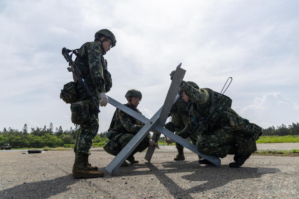 戰車連官兵共同組裝鋼刺蝟。（軍聞社記者蔡枋澐攝）