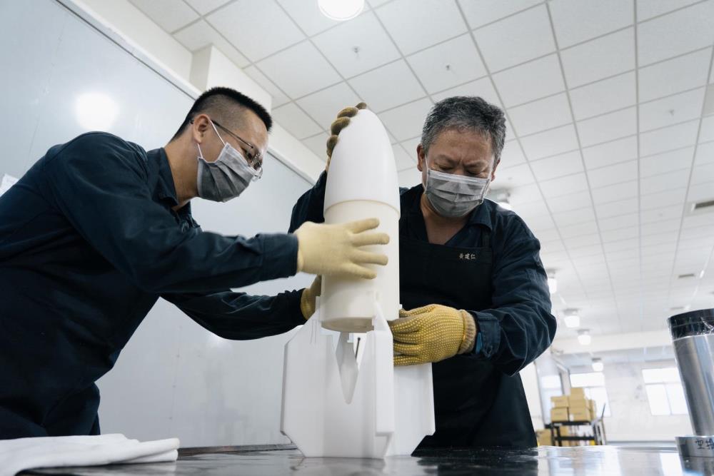 202廠進行無人機彈藥火工組裝。（軍聞社記者陳彥樺攝）